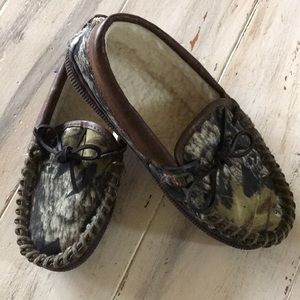 Boys camo slippers size 3 Magellan